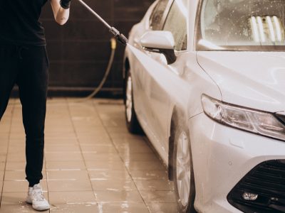 mężczyzna myjący samochód