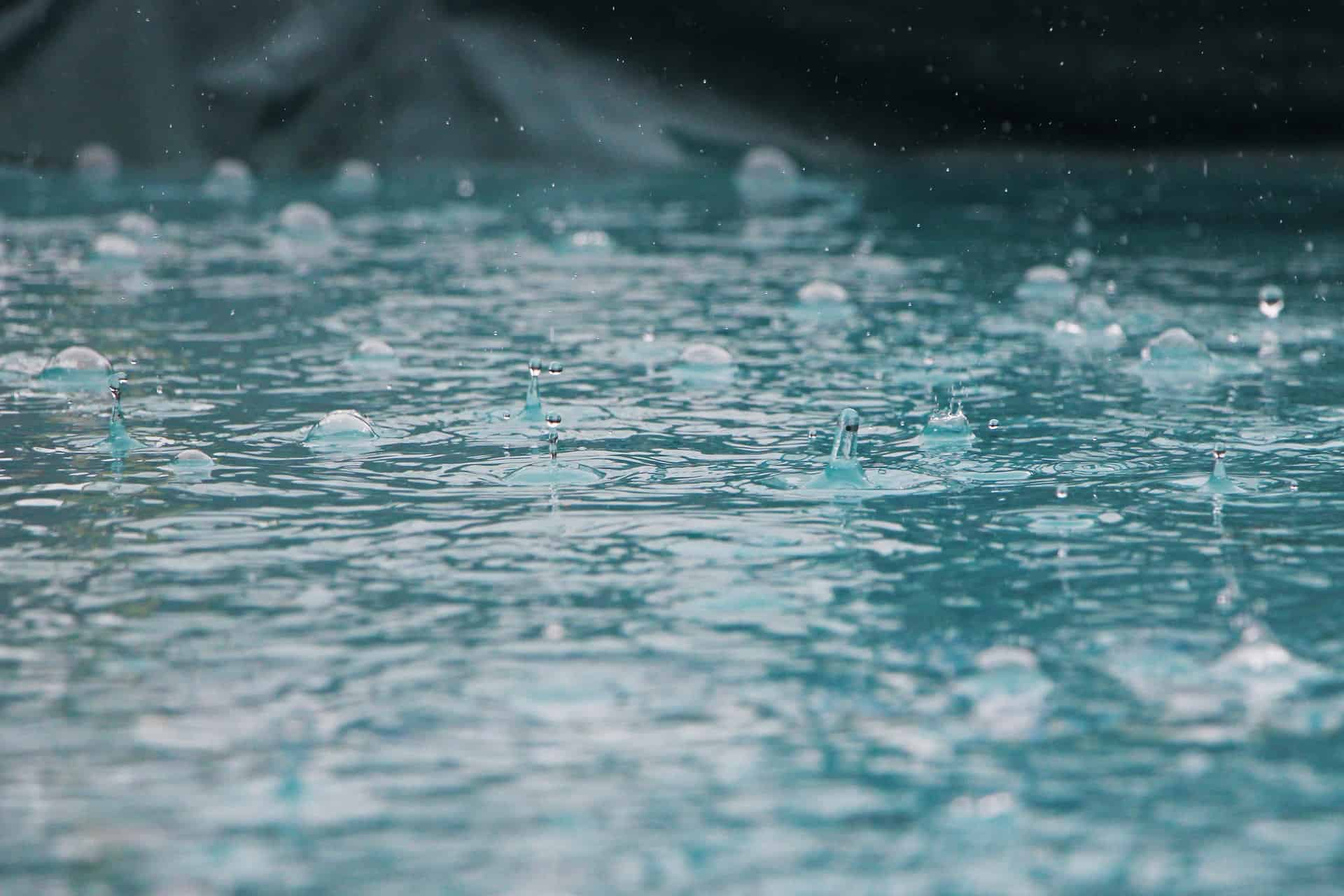 Deszczówka i ścieki – jak je odprowadzać?