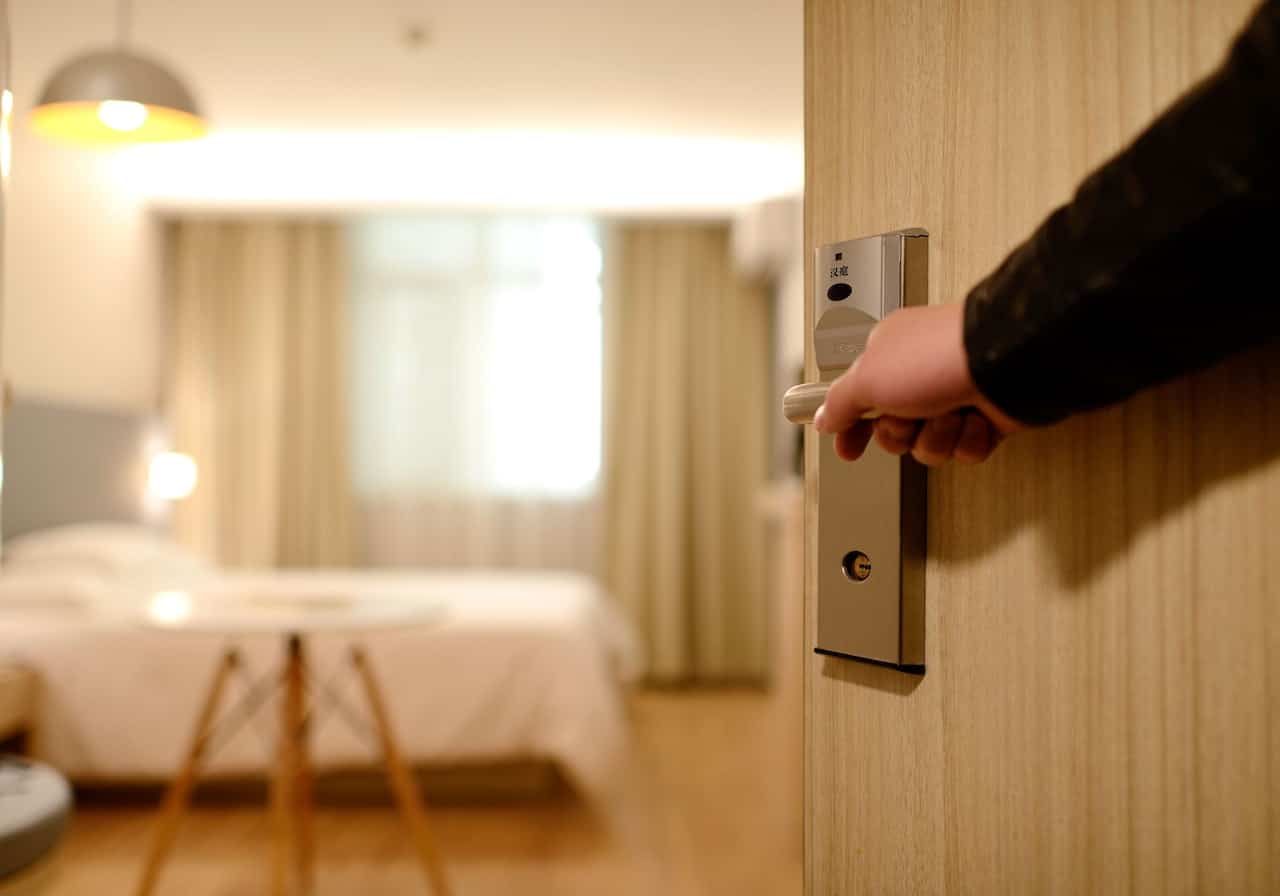 Jak wprowadzić przytulny klimat w hotelowym pokoju?