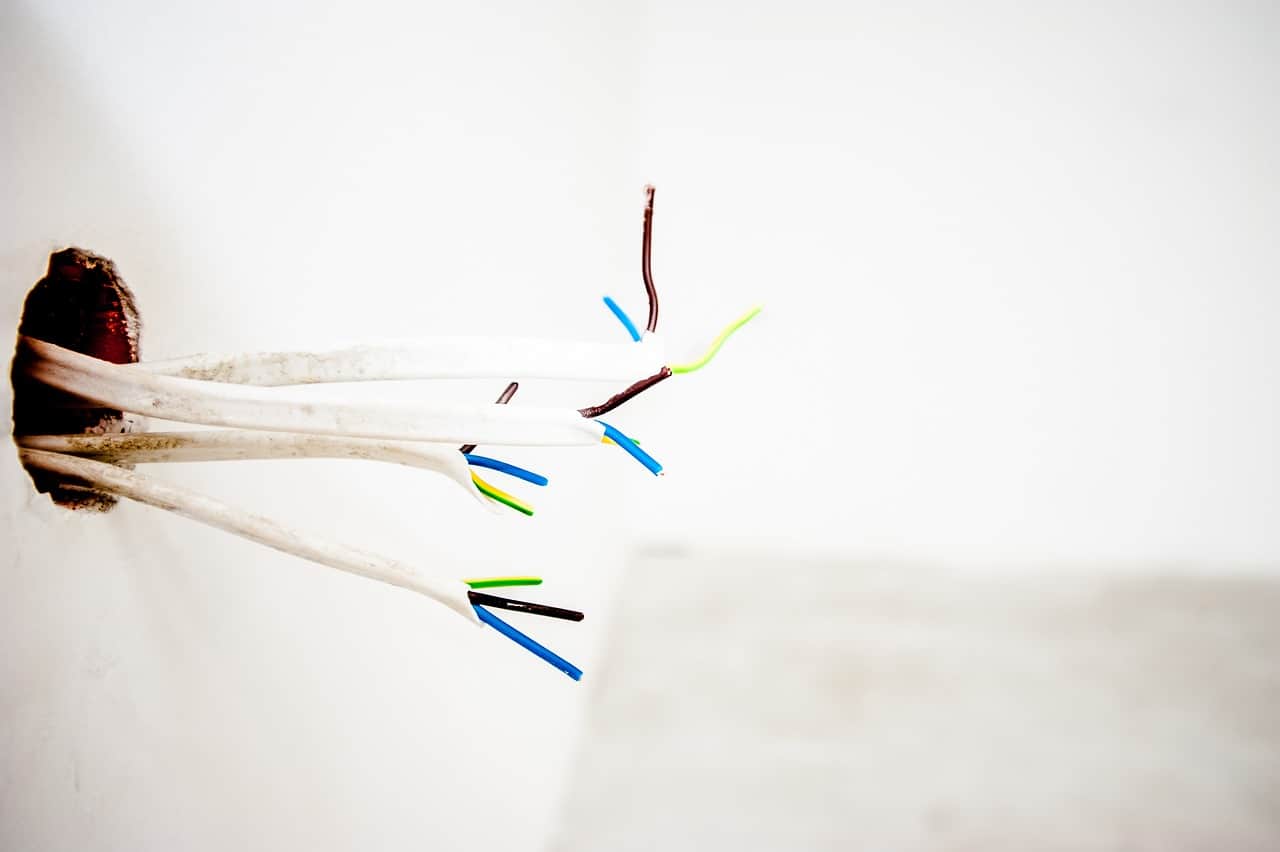 Systemy mocowania kabli i przewodów – jak zamocować kable?