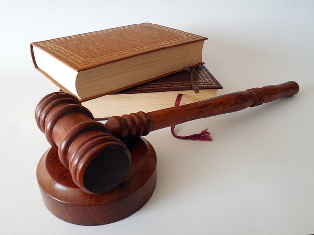 Postępowanie karne: Od zarzutów do wyroku – przebieg sprawy karnosądowej