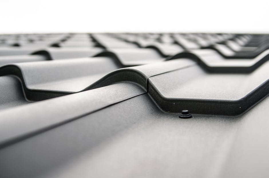 Jak regularne czyszczenie dachu wpływa na jego trwałość i estetykę?