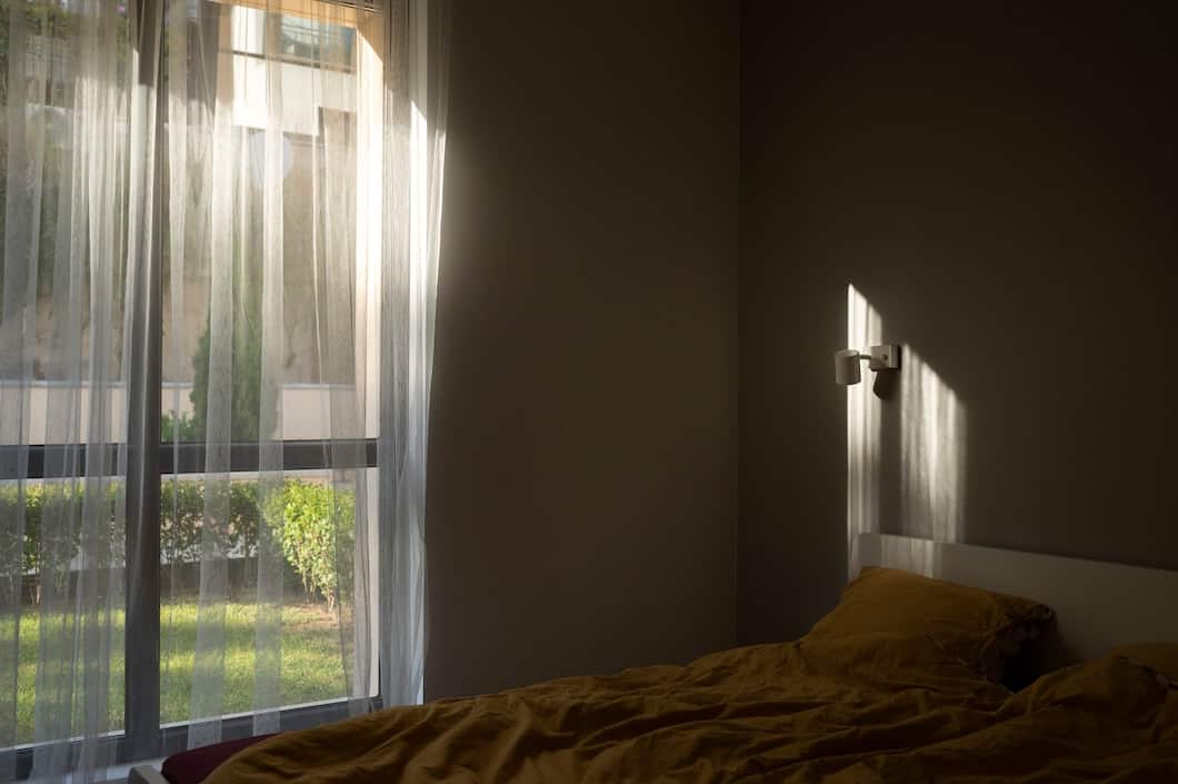 Jak wybrać idealne zasłony do sypialni zapewniające skuteczną ochronę przed słońcem?