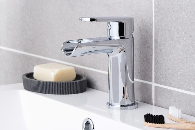 Jak wybrać idealne wyposażenie łazienki – praktyczne porady na temat baterii umywalkowych